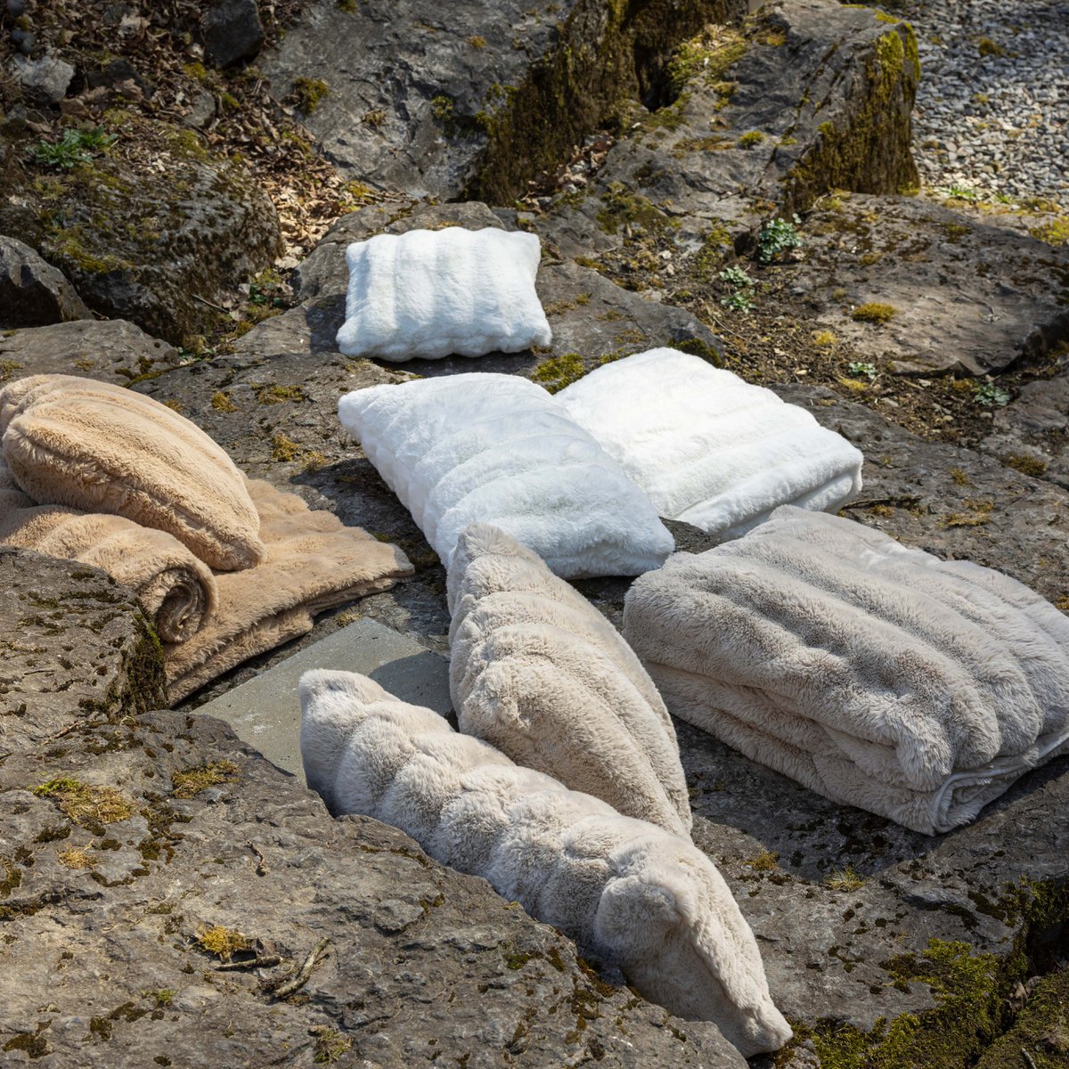 Coussin Astrid Neige 40x65 - mise en scène sur un canapé élégant