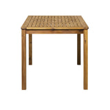 Détail du grain de bois de la table de jardin en acacia