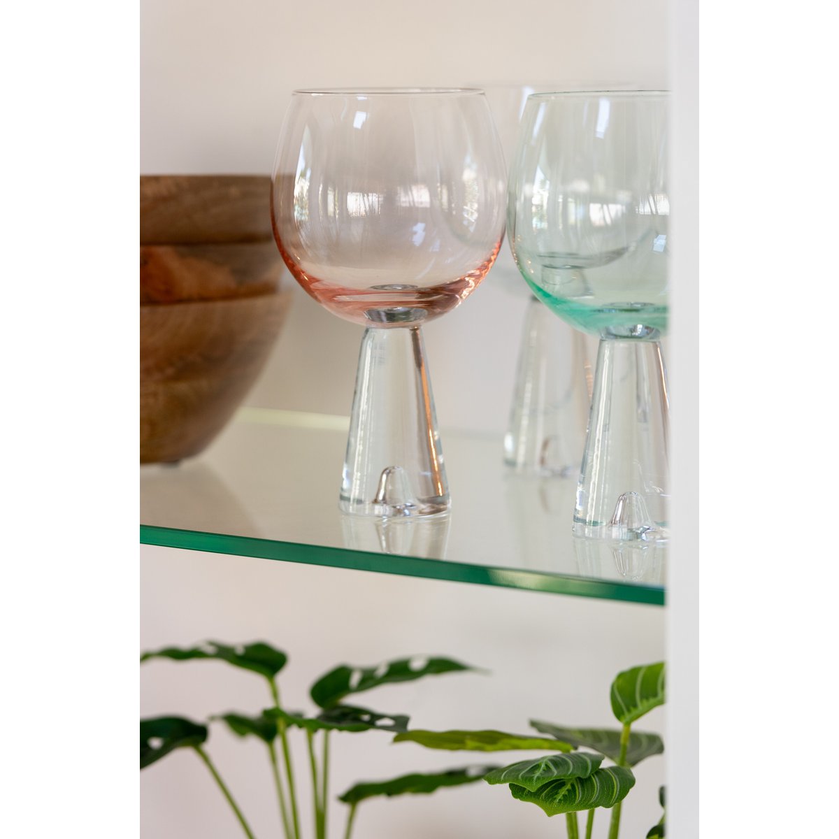 Verre de vin J-Line sur table en bois, ambiance chic