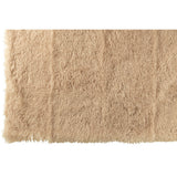 Couverture J-Line Moutie beige drapée sur un lit.