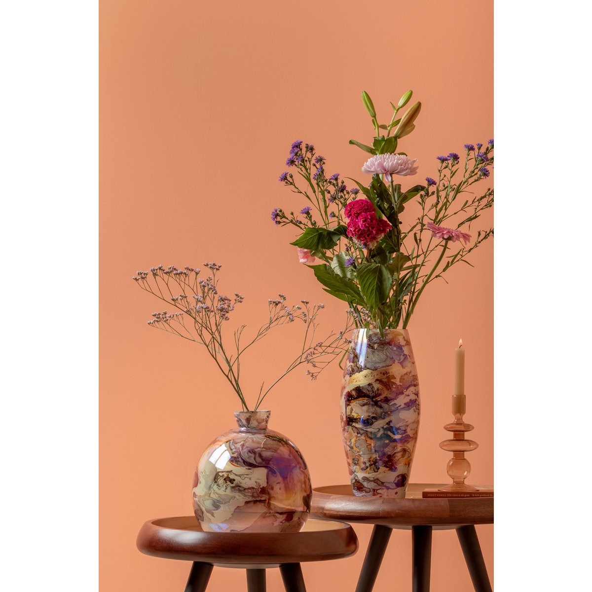 Vase Mélange Cône, mis en scène avec des fleurs