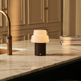 Lampe de table rechargeable en bois d'hévéa marron foncé