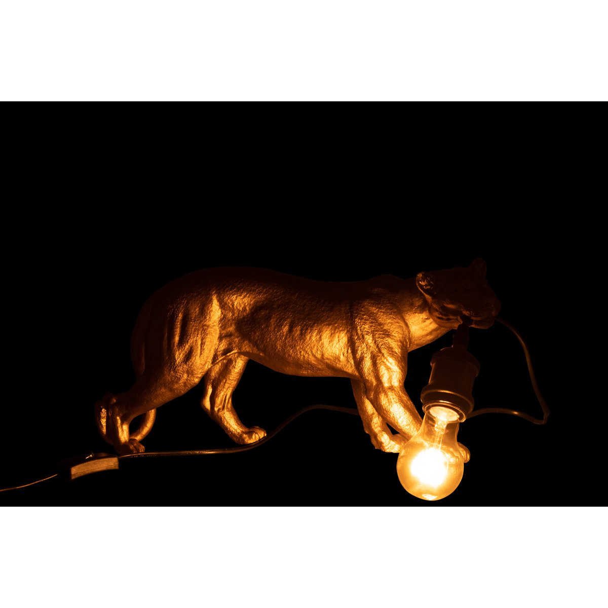 Détail de la finition dorée de la lampe J-line Poema