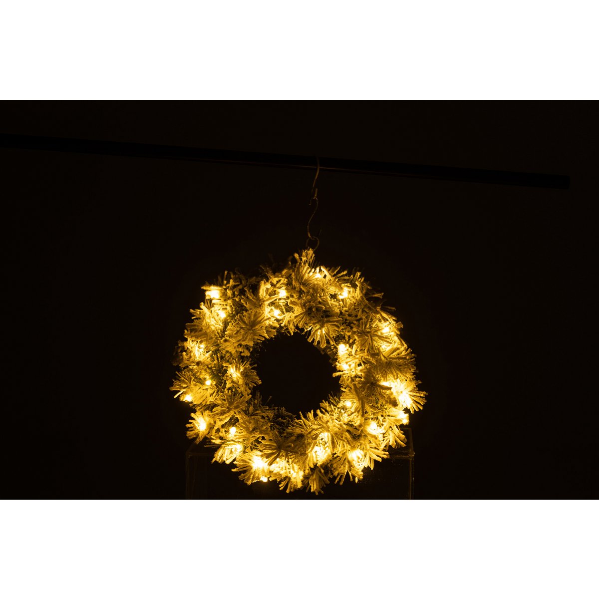 Couronne de Noël J-Line accrochée sur un mur, ambiance festive