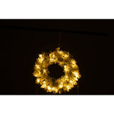 Couronne de Noël J-Line accrochée sur un mur, ambiance festive