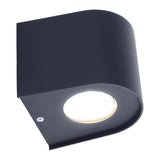 La lampe LED "Alecto" mesure 10,5 x 11,7 cm et mesure 10 cm de haut. Il se compose d'un plastique de haute qualité avec une surface légèrement structurée qui semble peinte. Timeless Black rend la lampe universellement utilisable.