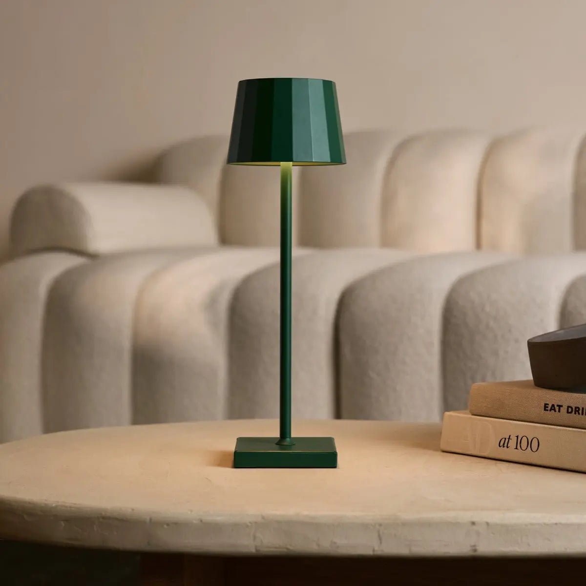 Lampe William sur une table moderne avec décoration