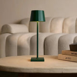Lampe William sur une table moderne avec décoration