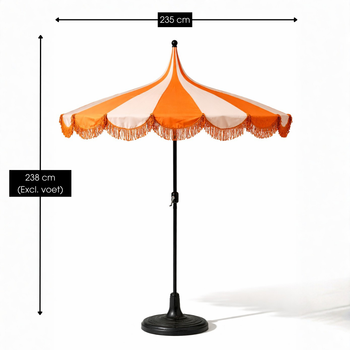 Parasol Kim Oranje ouvert dans un jardin
