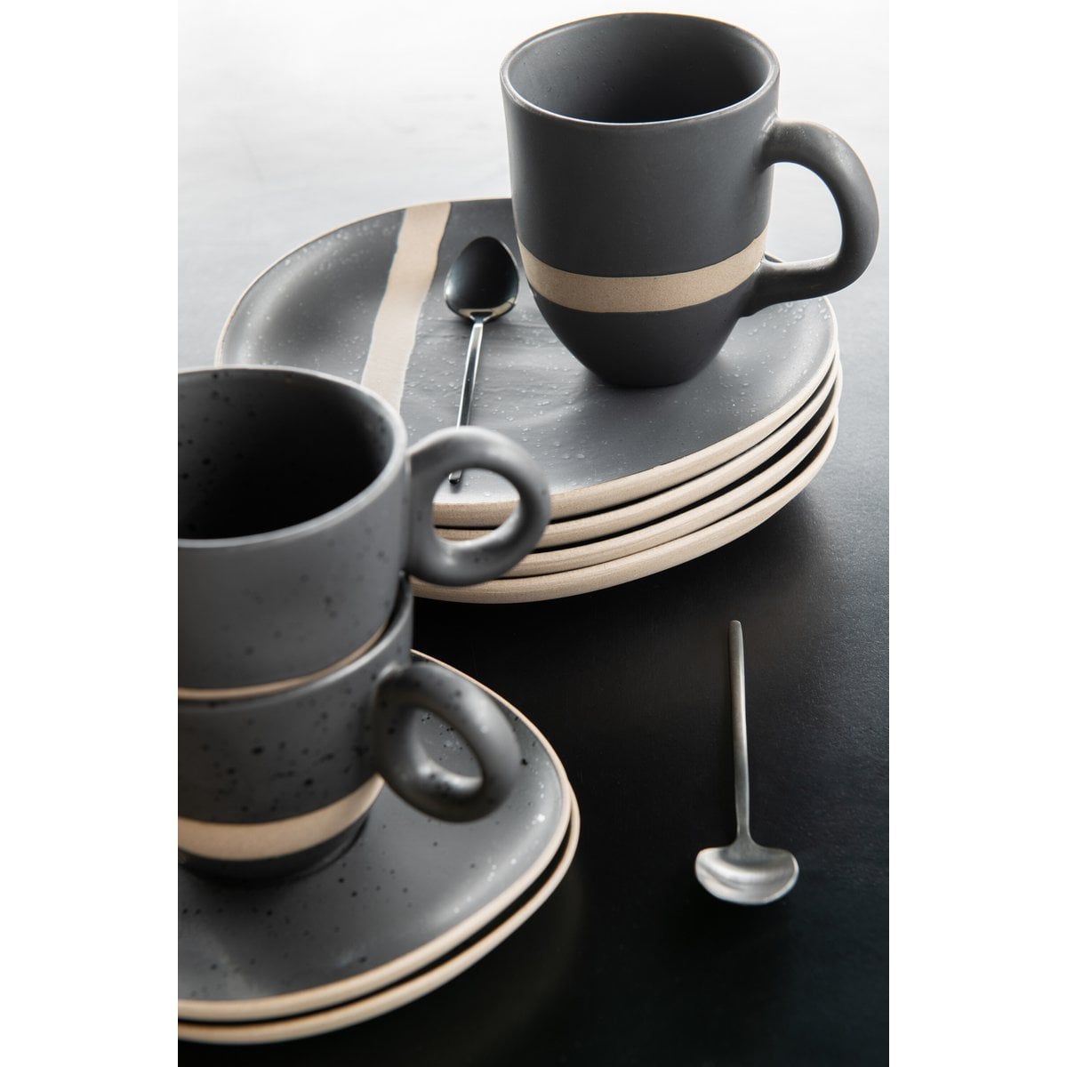 Tasse à thé J-Line sur une table moderne, ambiance chic
