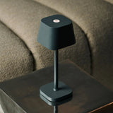 Lampe à poser rechargeable Ava en métal gris