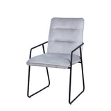 Détail du revêtement en velours noir du fauteuil Moebilia