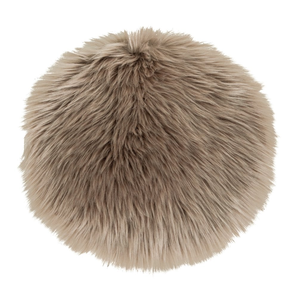 Coussin en peau d'agneau artificielle marron clair sur une chaise