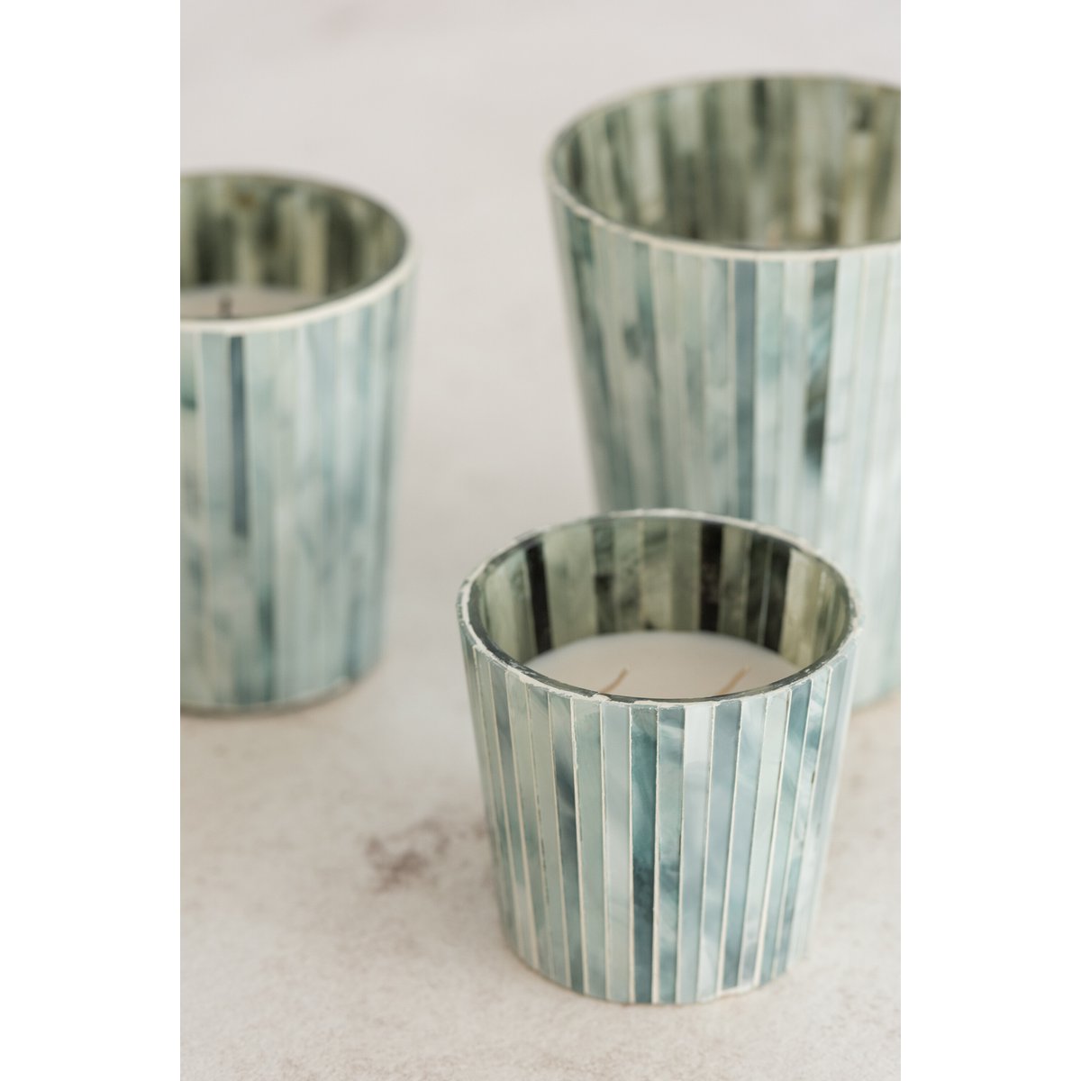 Détail de la bougie parfumée J-Line Noa sur une table moderne
