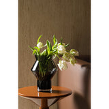 Vue latérale du vase design en verre gris