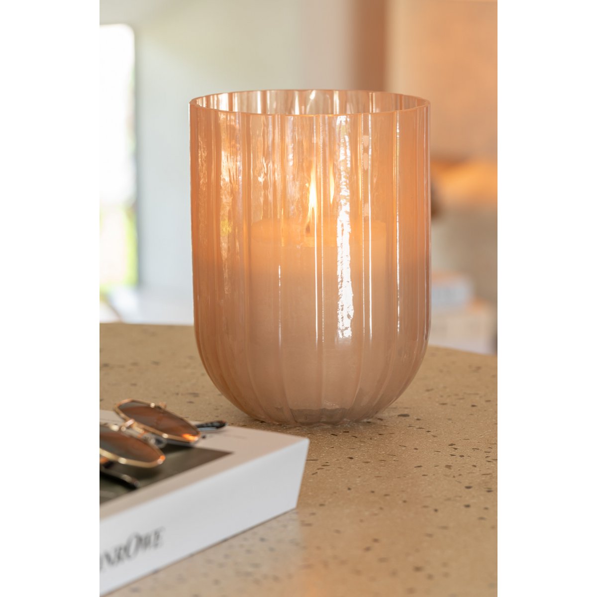 Vase Yoni Stripes en verre peach avec motif rayures, vue de face