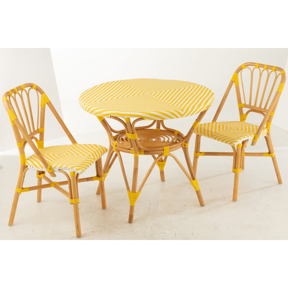 Table Live J-Line entourée de chaises design