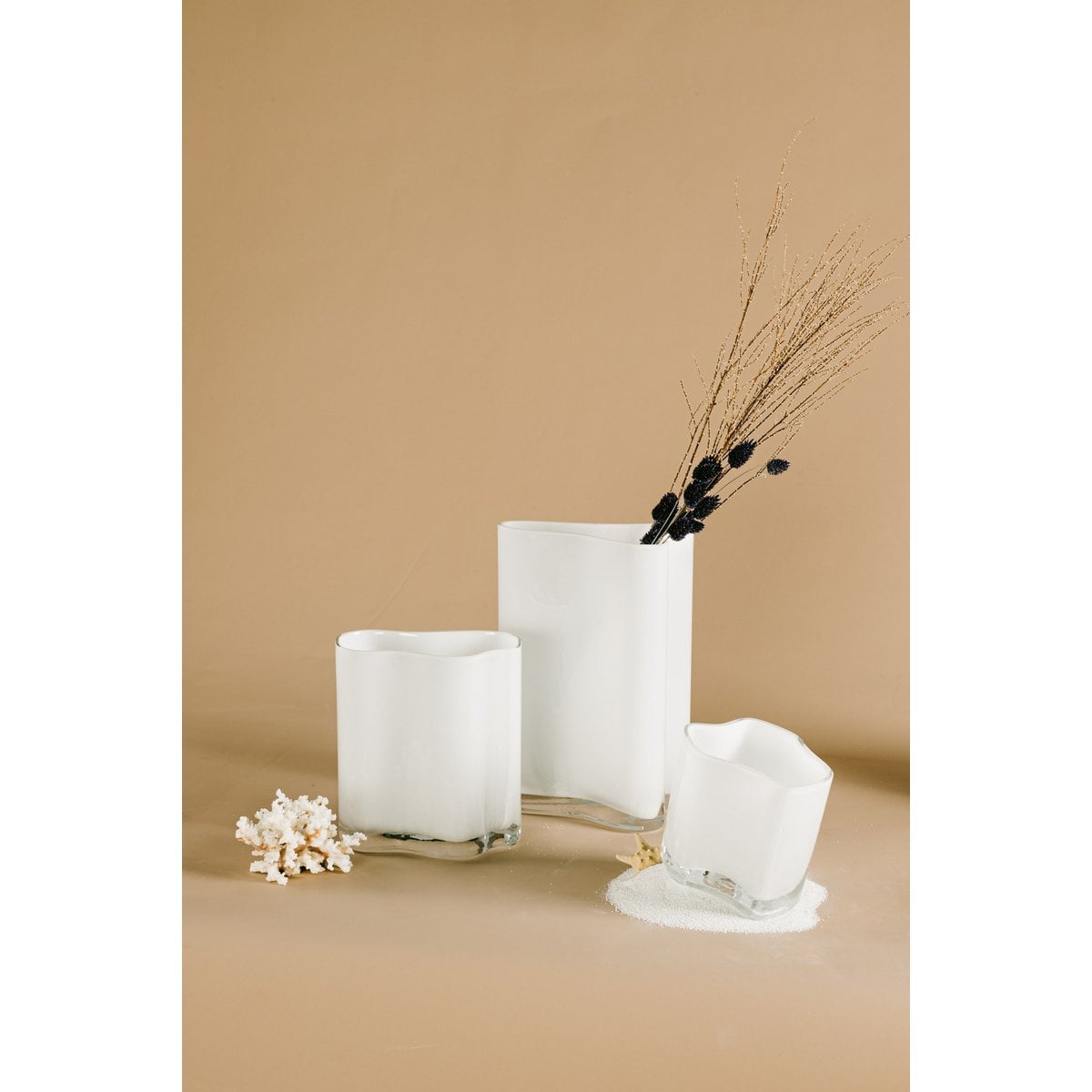Composition florale dans le bol en verre blanc, décor chic