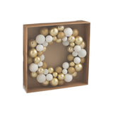Détail de la couronne de Noël J-Line, mettant en avant les couleurs blanc et or