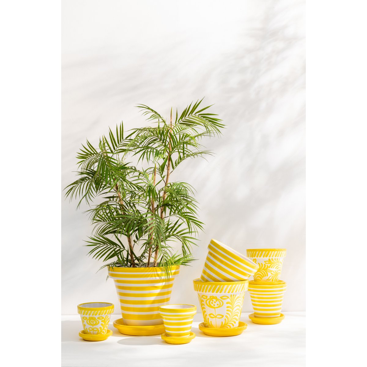 Flowerpot Grenade J-Line sur une table, décor bohème