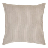 Coussin Kobé beige sur un canapé moderne