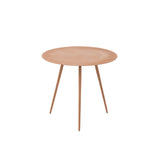 Table d'appoint J-Line en métal couleur pêche, mise en scène dans un salon.
