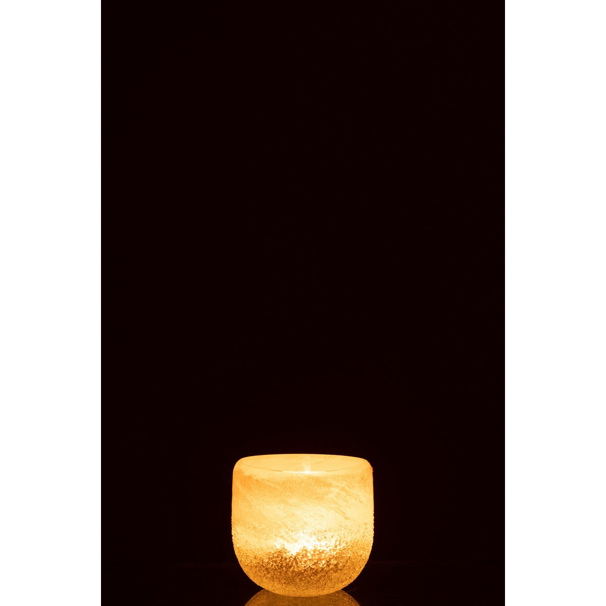 Bougeoir J-Line sur une table, ambiance chaleureuse