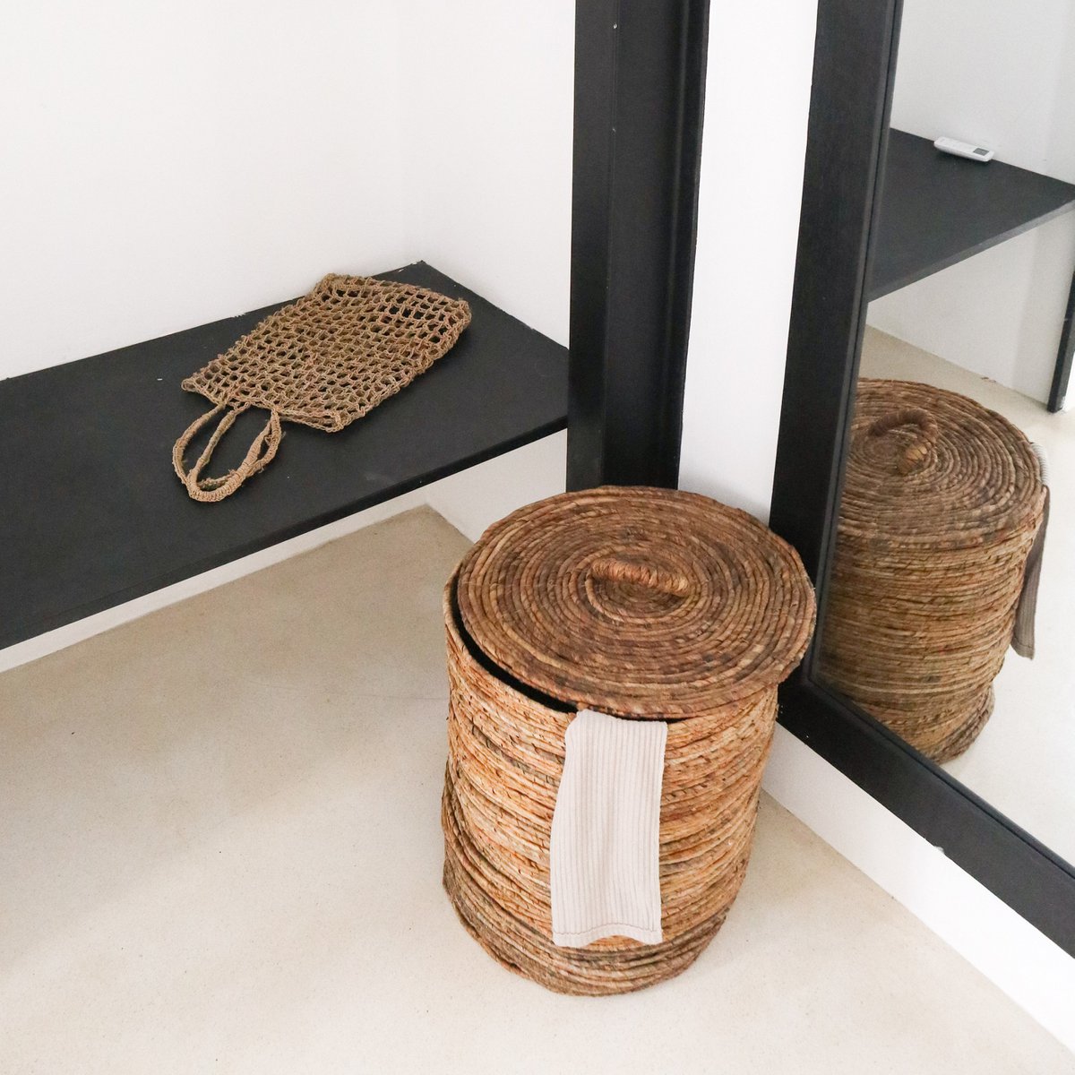 Panier à linge OMBAK rempli de linge dans une salle de bain chic