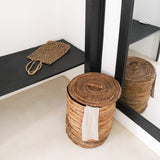 Panier à linge OMBAK rempli de linge dans une salle de bain chic