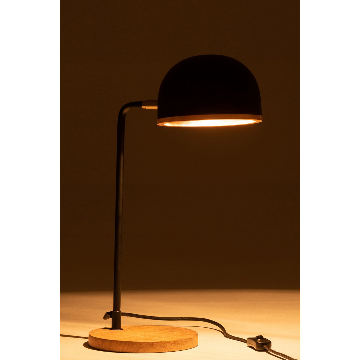 Détail du pied en bois de la lampe J-Line Evy