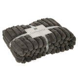 Ambiance cosy avec plaid velours gris sur lit