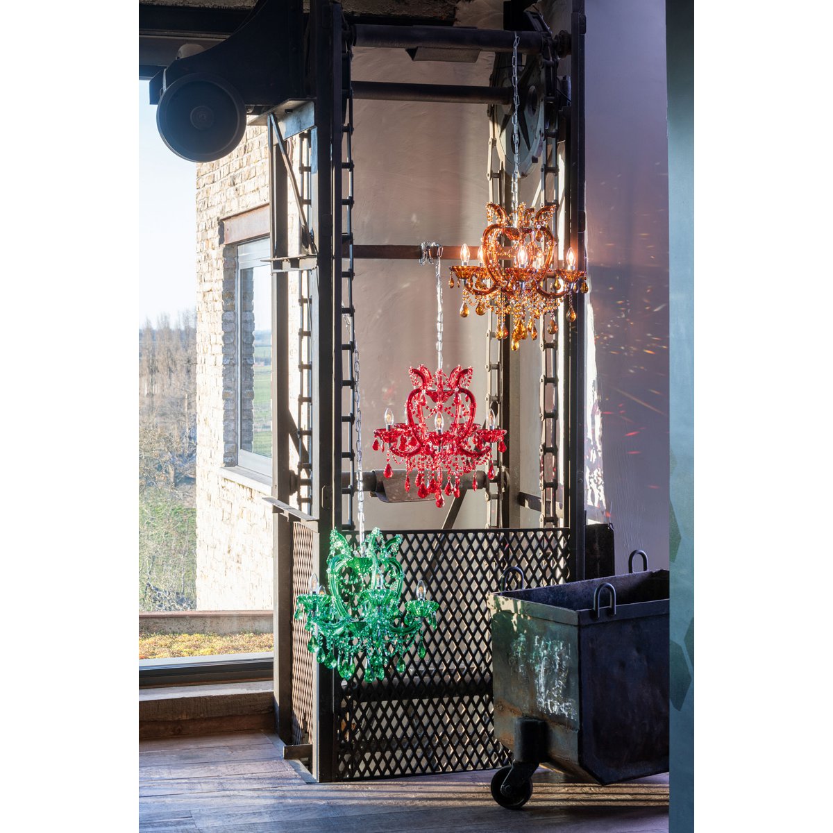 Vue latérale de la lampe Kand Antique avec éclairage