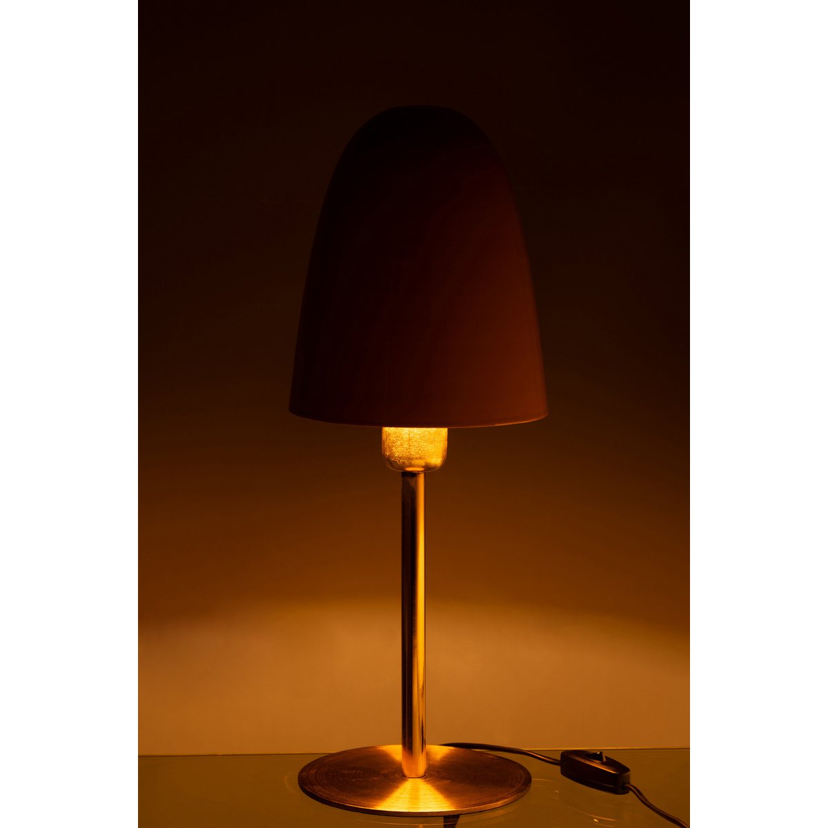 Lampe J-Line allumée, illuminant un intérieur moderne