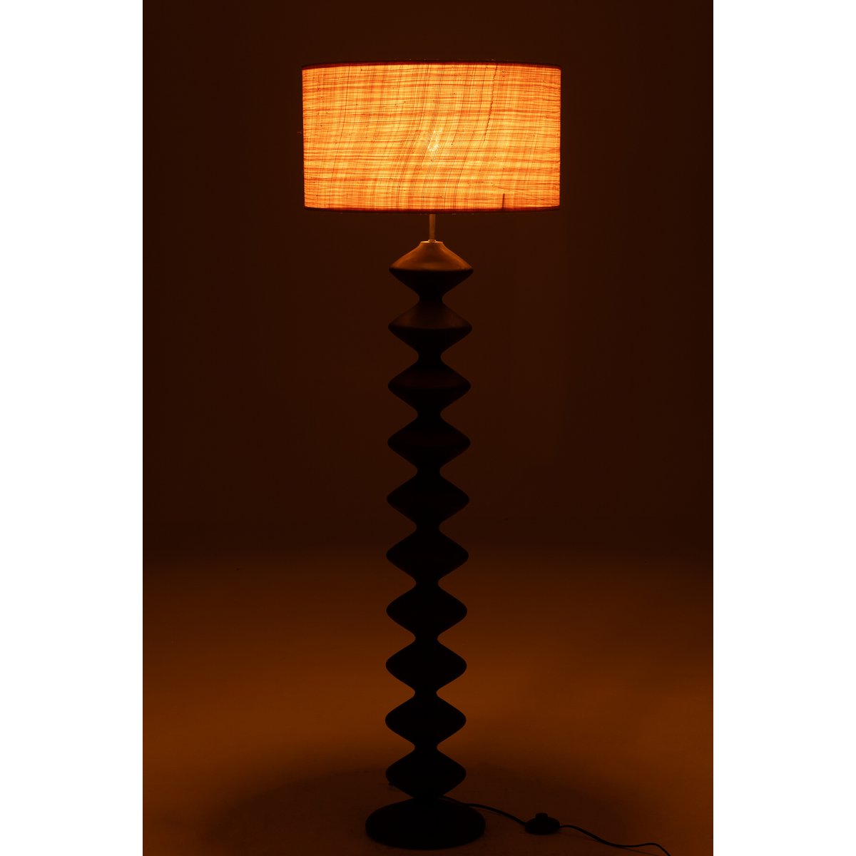 Lampadaire Caterpillar J-Line en situation dans un salon moderne.