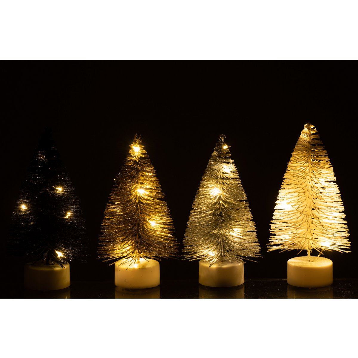 Sapin de Noël J-Line sur une table, ambiance festive