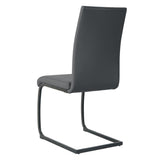Chaises cantilever en situation dans une salle à manger