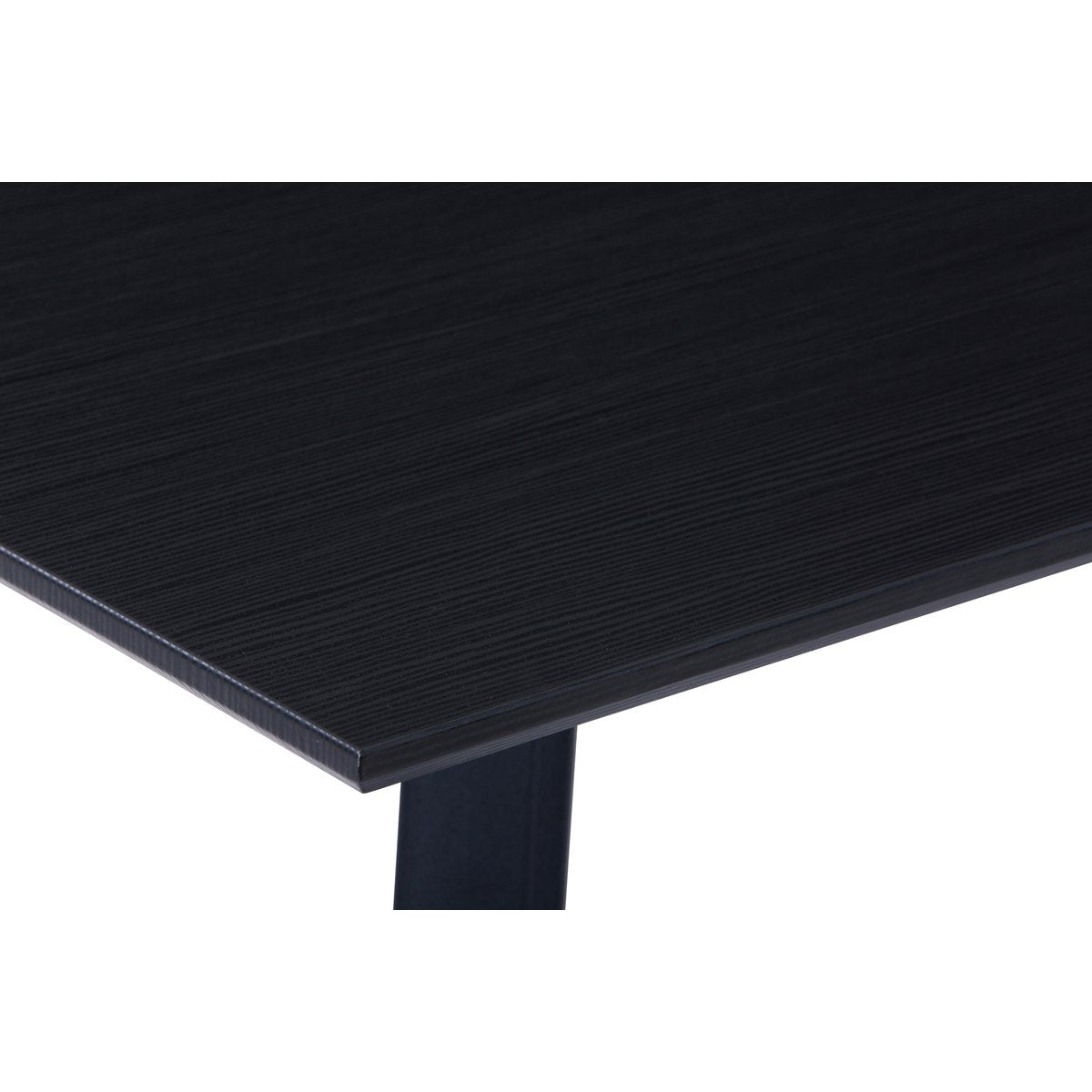 Table à manger élégante intégrée dans une salle à manger moderne