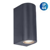 La lampe murale extérieure "Alecto" mesure 6,8 x 8,8 cm et mesure 15,5 cm de haut. Il se compose d'un plastique de haute qualité avec une surface légèrement structurée qui semble peinte. Timeless Black rend la lampe universellement utilisable.
