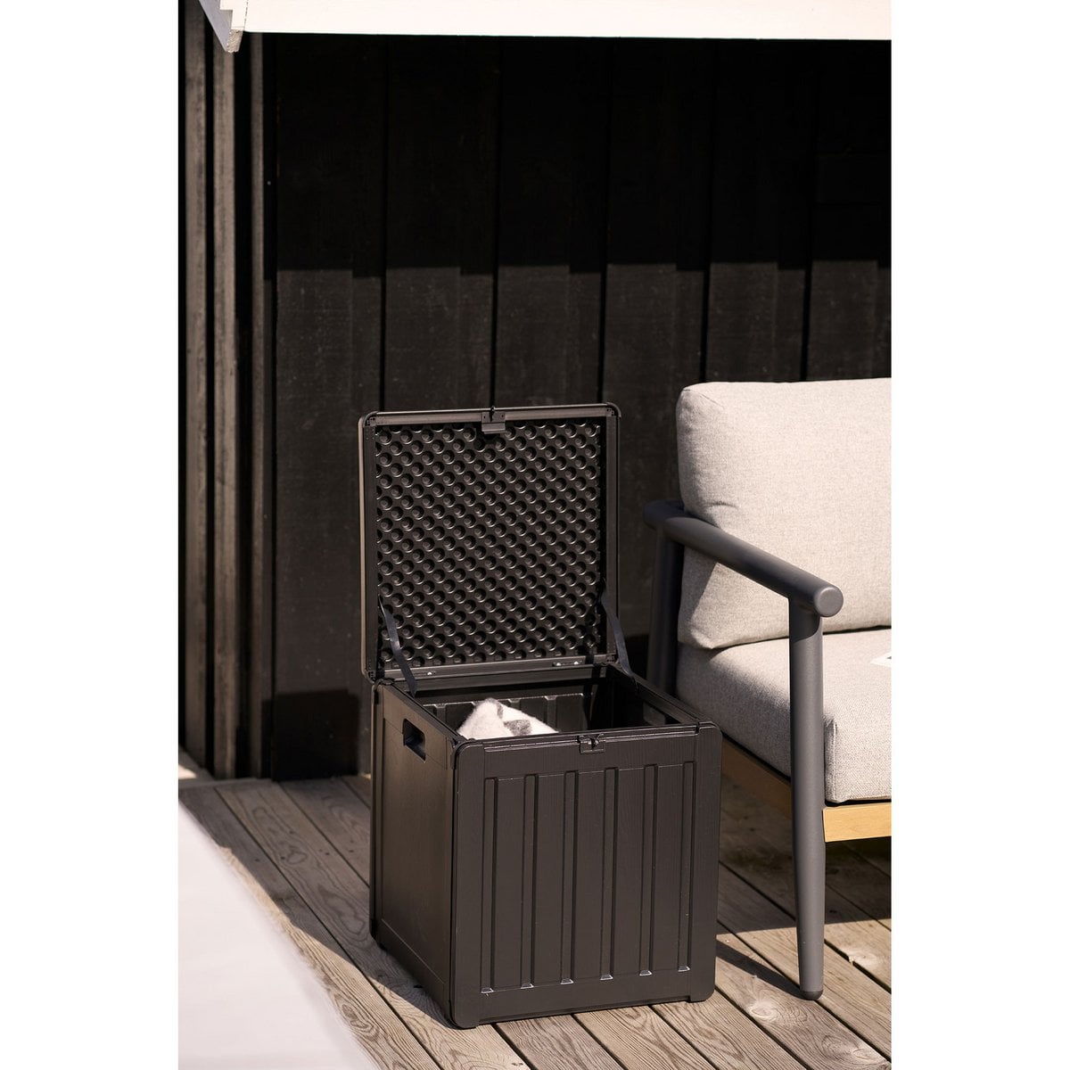 Vue rapprochée de la texture noire de la boîte Sobra