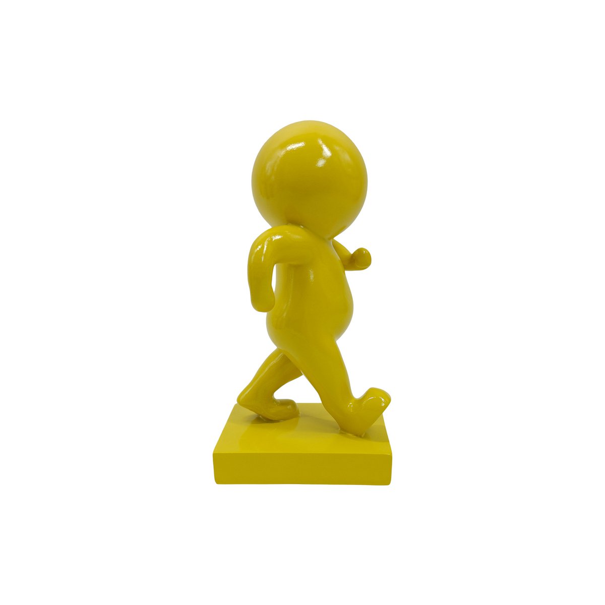 Statue Amigo Marchant en jaune, vue latérale montrant sa silhouette élégante