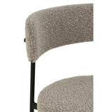 Chaise Bouclé J-Line avec un éclairage doux, ambiance chaleureuse.