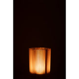Lanterne J-Line Stripes placée sur une table, créant une ambiance chaleureuse.