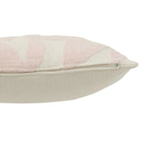 Détail du motif géométrique du coussin Geo J-Line en rose et blanc