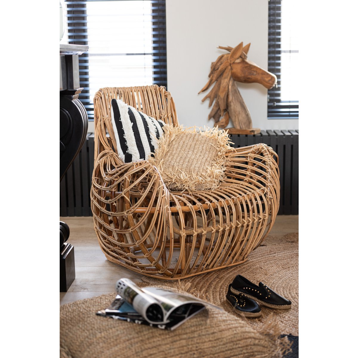 Coussin J-Line en raphia naturel, sur canapé
