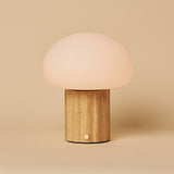 Lampe de table rechargeable en bois clair marron