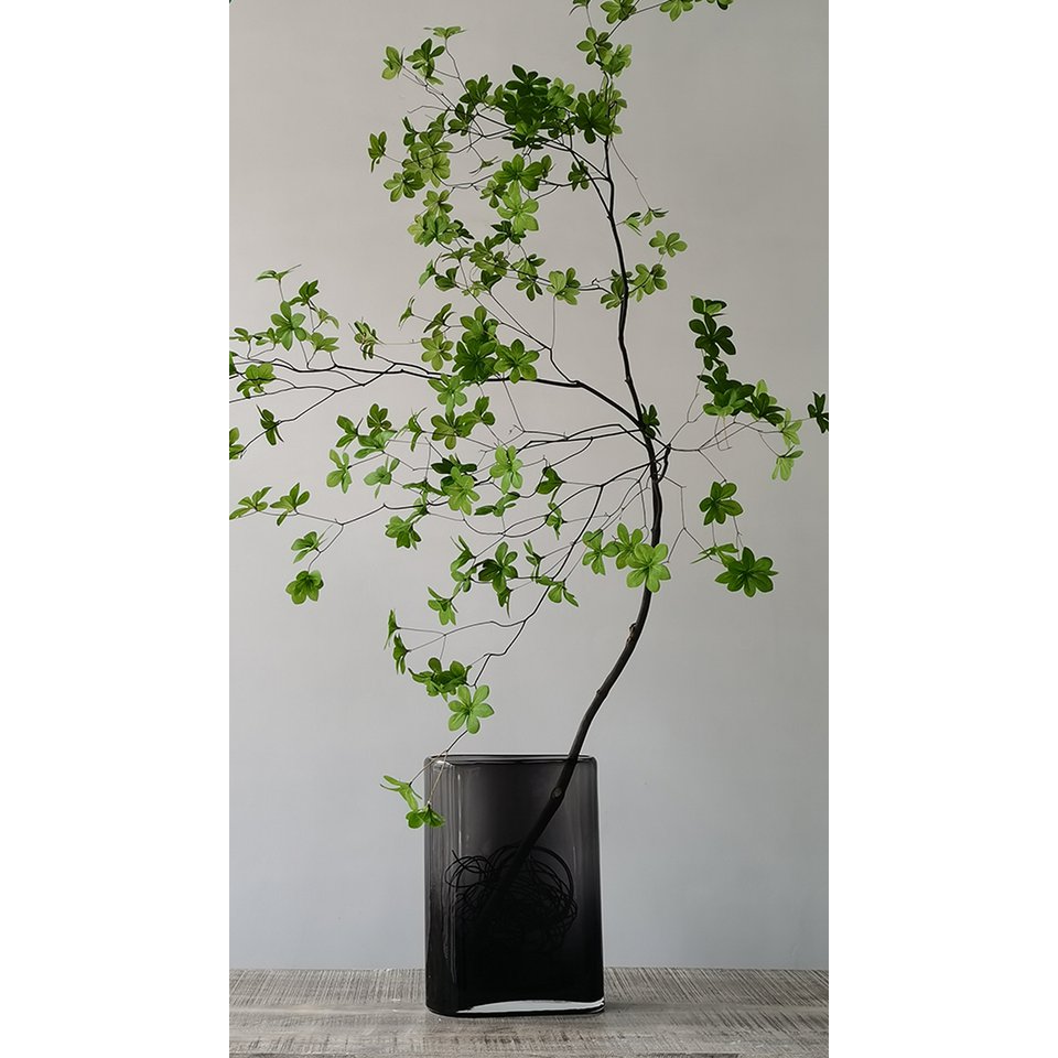 Vase en verre BADEN sur une table élégante, décoration raffinée