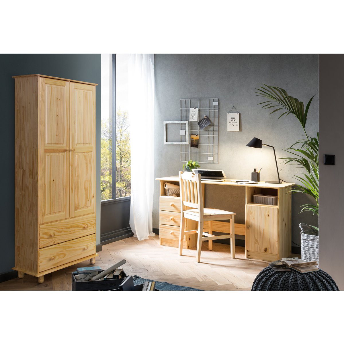 Armoire en bois de pin dans un couloir élégant
