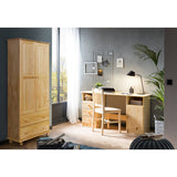 Armoire en bois de pin dans un couloir élégant