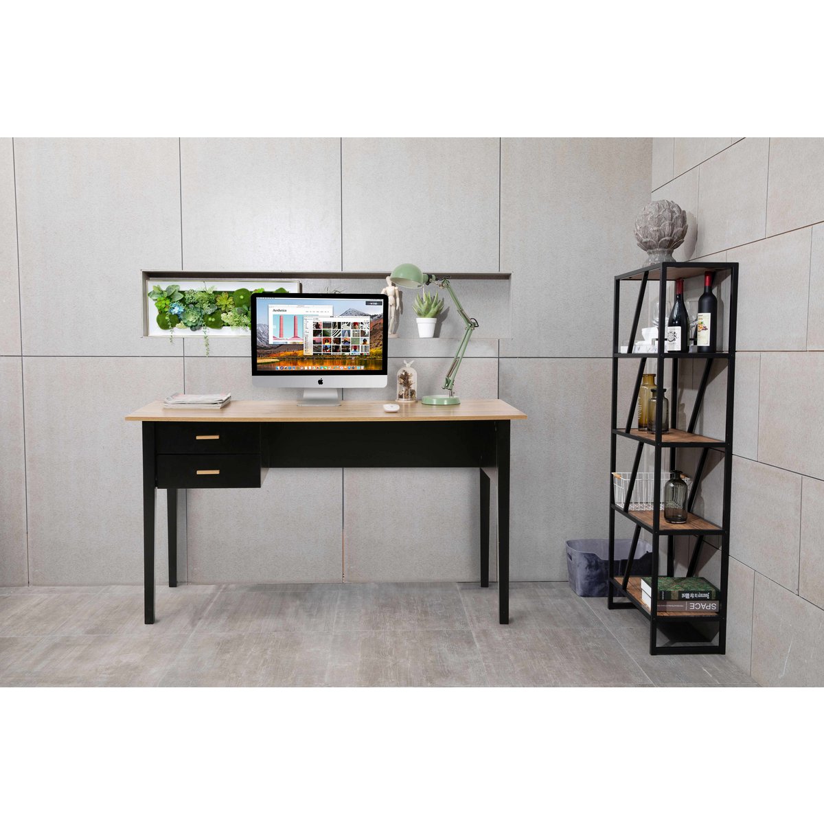 Bureau noir moderne avec tiroirs, intégré dans un salon contemporain