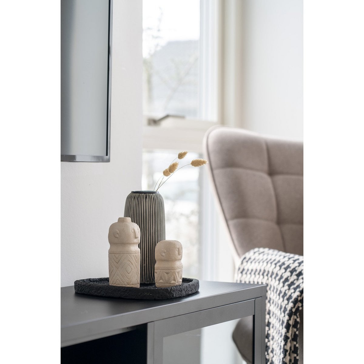 Décoration en ciment beige avec lumière naturelle